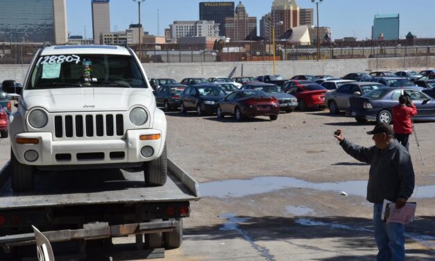 Planea la OMEJ rematar vehículos de los corralones para liberar espacio