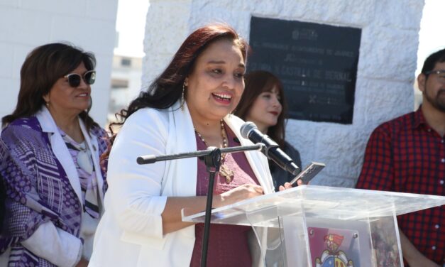 Develan placa en Rotonda a las Mujeres Ilustres dedicado a la activista y escritora Ruth Vargas