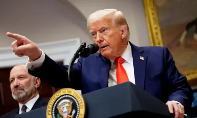 Trump confirma que los aranceles del 25% a los productos de México y Canadá entrarán en vigor este martes