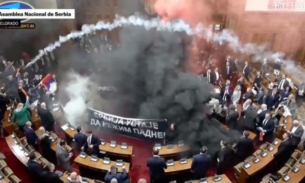 Diputados de la oposición en Serbia lanzan granadas de humo en el Parlamento