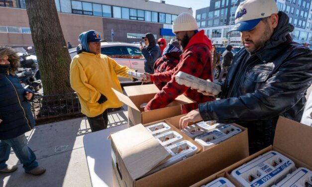 Caos en reparto benéfico de huevos en Queens, Nueva York