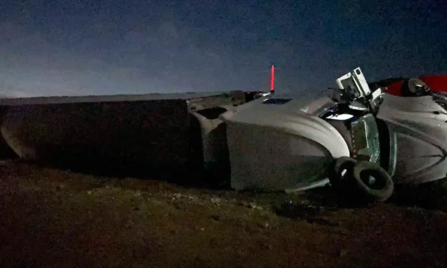 Vuelca tráiler en las Curvas del Perico; un vehículo invadió su carril
