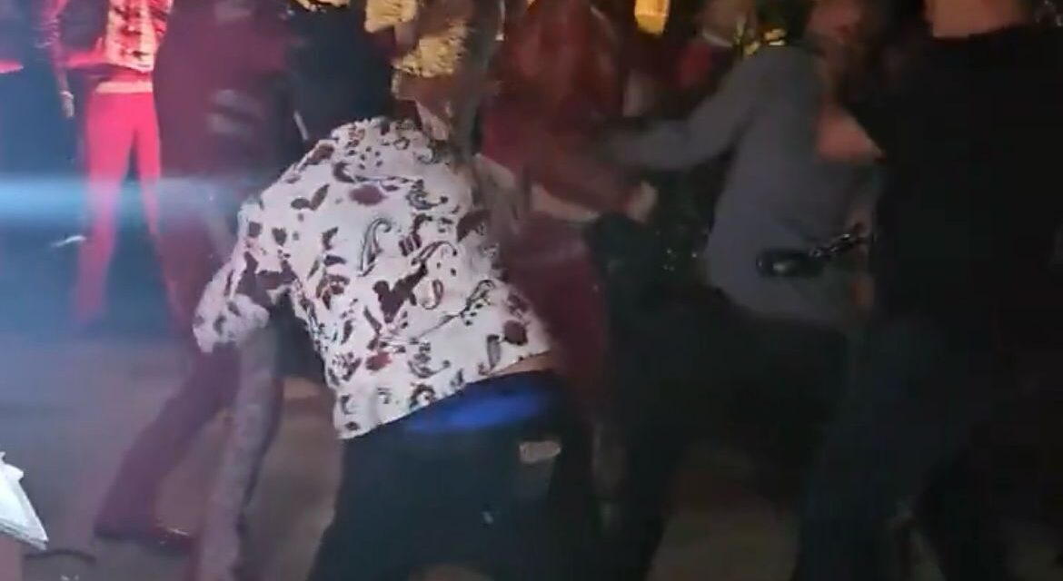 “Guitarras, trompetas… ¡y cinturones! Mariachis y norteños protagonizan pelea en Guanajuato”