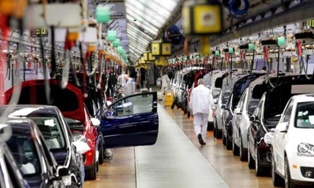 Trump suspende aranceles a autos de México y Canadá por un mes