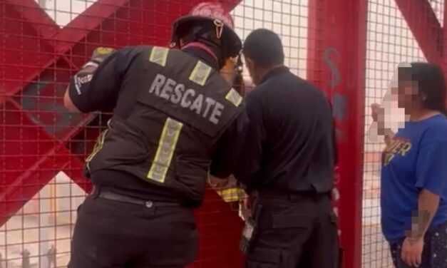 Rescatan policías municipales a una mujer de lanzarse de puente
