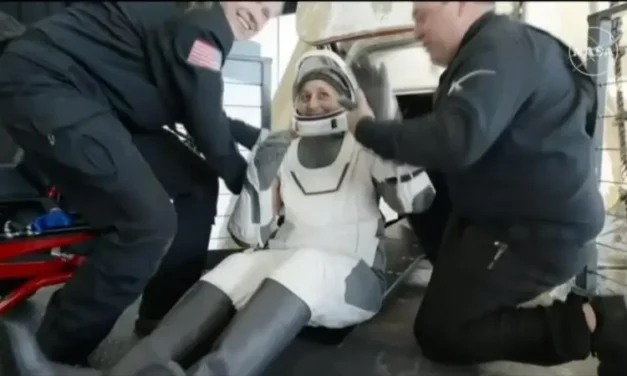 Astronautas que estuvieron varados 9 meses en el espacio llegan a la Tierra