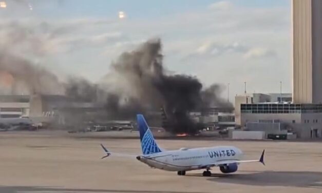 Captan a avión incendiándose en aeropuerto de Denver