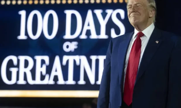 Trump presume “cien días más exitosos” en mitin marcado por ataques y promesas económicas