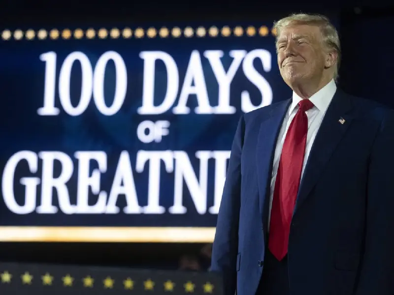 Trump presume “cien días más exitosos” en mitin marcado por ataques y promesas económicas