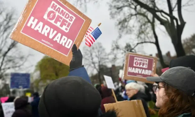 Harvard demanda a la administración Trump por recorte de fondos y presiones políticas