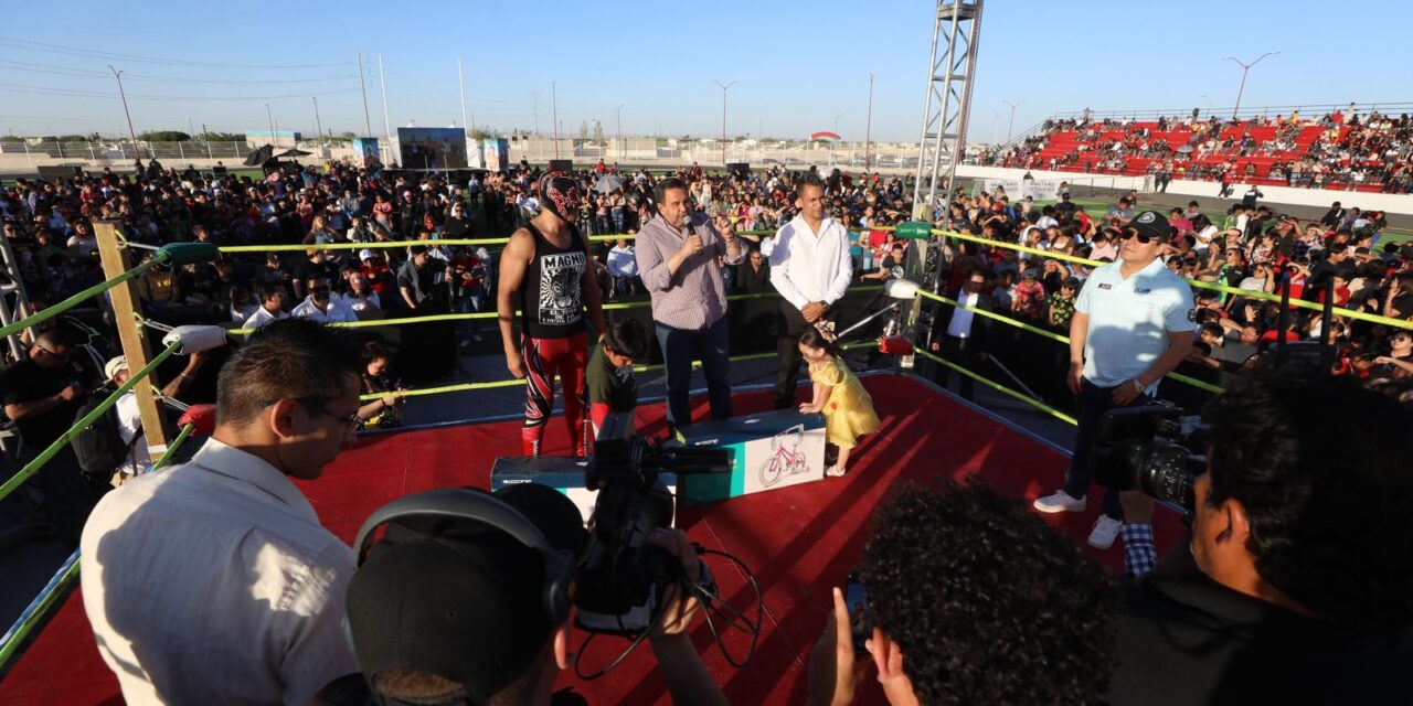 Celebran a la niñez juarense con gran función de lucha libre y ambiente familiar