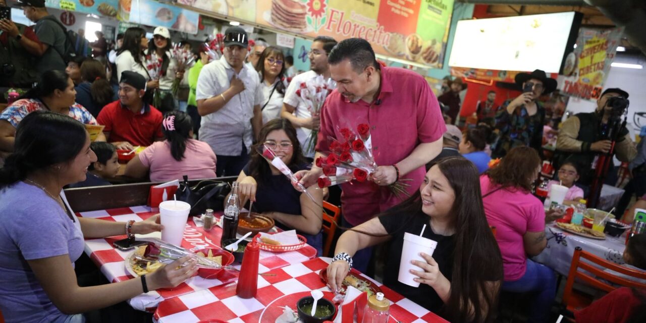 Alcalde Cruz Pérez Cuéllar celebró a las madres juarenses con entrega de flores