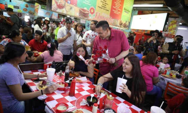 Alcalde Cruz Pérez Cuéllar celebró a las madres juarenses con entrega de flores