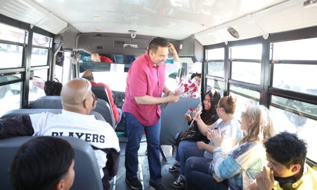 Alcalde Cruz Pérez Cuéllar celebró a las madres juarenses con entrega de flores