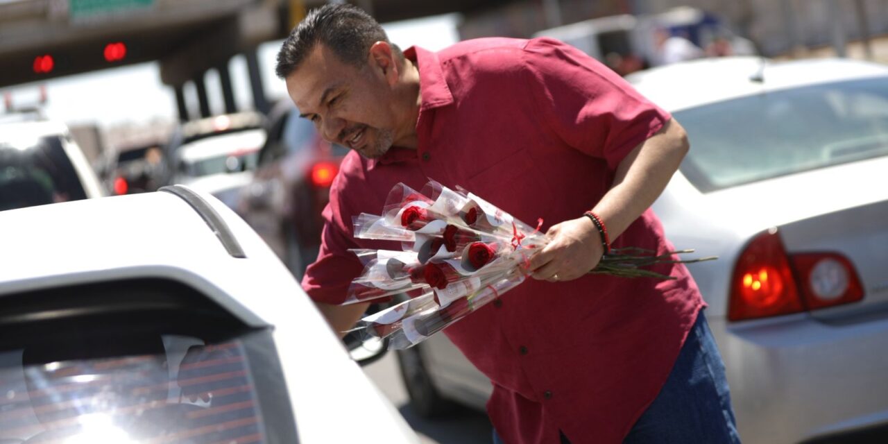 Alcalde Cruz Pérez Cuéllar celebró a las madres juarenses con entrega de flores