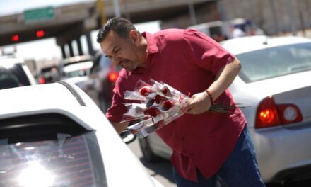Alcalde Cruz Pérez Cuéllar celebró a las madres juarenses con entrega de flores