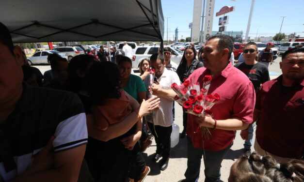 Alcalde Cruz Pérez Cuéllar celebró a las madres juarenses con entrega de flores