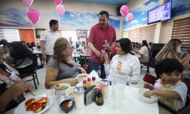 Alcalde Cruz Pérez Cuéllar celebró a las madres juarenses con entrega de flores