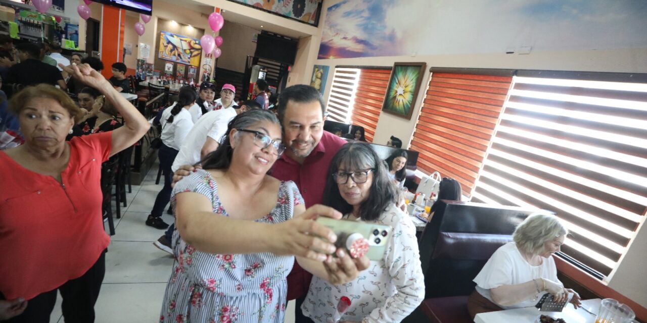 Alcalde Cruz Pérez Cuéllar celebró a las madres juarenses con entrega de flores