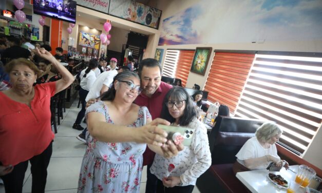 Alcalde Cruz Pérez Cuéllar celebró a las madres juarenses con entrega de flores