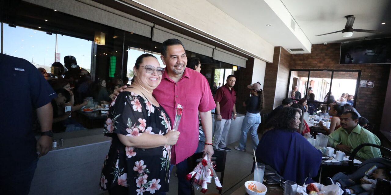 Alcalde Cruz Pérez Cuéllar celebró a las madres juarenses con entrega de flores