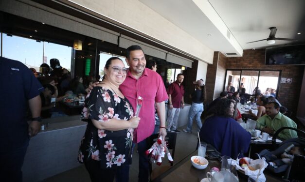 Alcalde Cruz Pérez Cuéllar celebró a las madres juarenses con entrega de flores