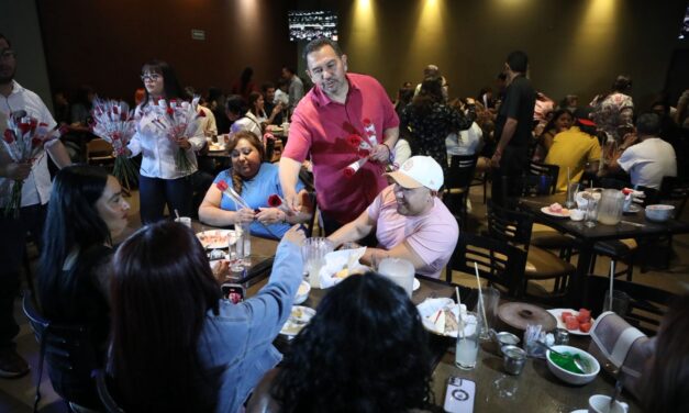 Alcalde Cruz Pérez Cuéllar celebró a las madres juarenses con entrega de flores