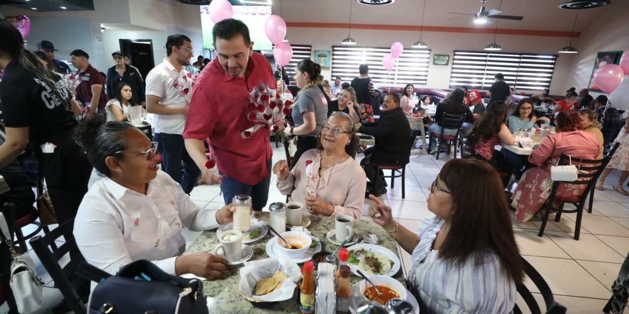 Alcalde Cruz Pérez Cuéllar celebró a las madres juarenses con entrega de flores