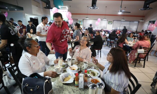 Alcalde Cruz Pérez Cuéllar celebró a las madres juarenses con entrega de flores