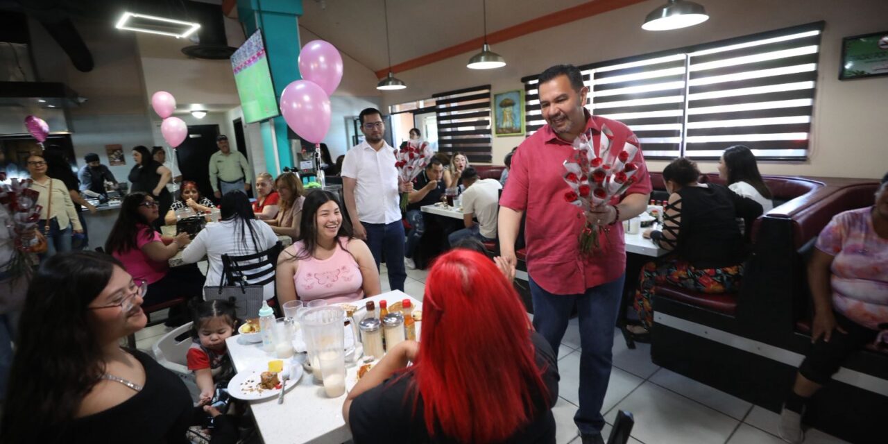Alcalde Cruz Pérez Cuéllar celebró a las madres juarenses con entrega de flores