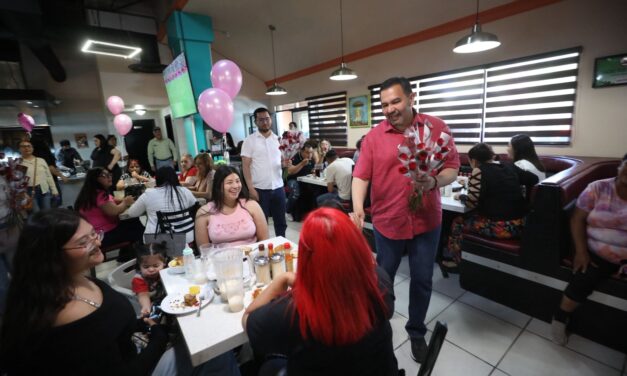 Alcalde Cruz Pérez Cuéllar celebró a las madres juarenses con entrega de flores