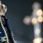 Impresionante proyección de Nuestra Señora Aparecida en Brasil, frente al Cristo Redentor