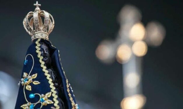 Impresionante proyección de Nuestra Señora Aparecida en Brasil, frente al Cristo Redentor