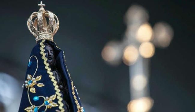 Impresionante proyección de Nuestra Señora Aparecida en Brasil, frente al Cristo Redentor