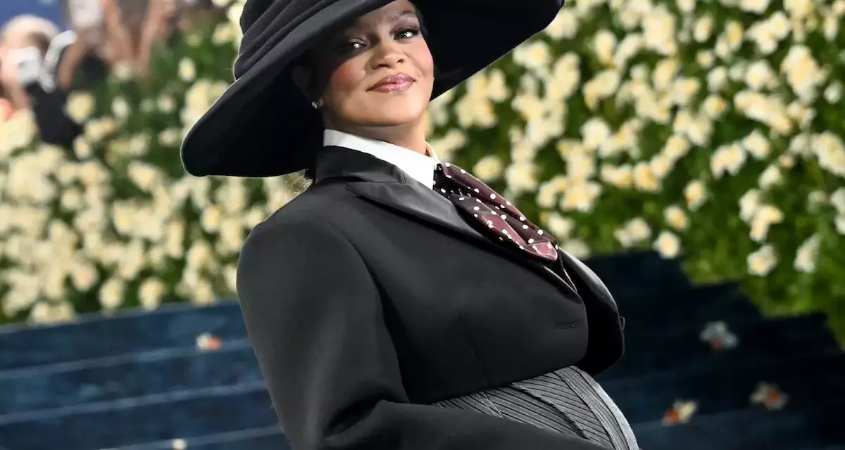 Rihanna anuncia su tercer embarazo durante su espectacular llegada a la Gala del MET 2025