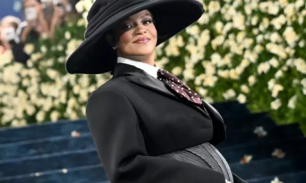 Rihanna anuncia su tercer embarazo durante su espectacular llegada a la Gala del MET 2025