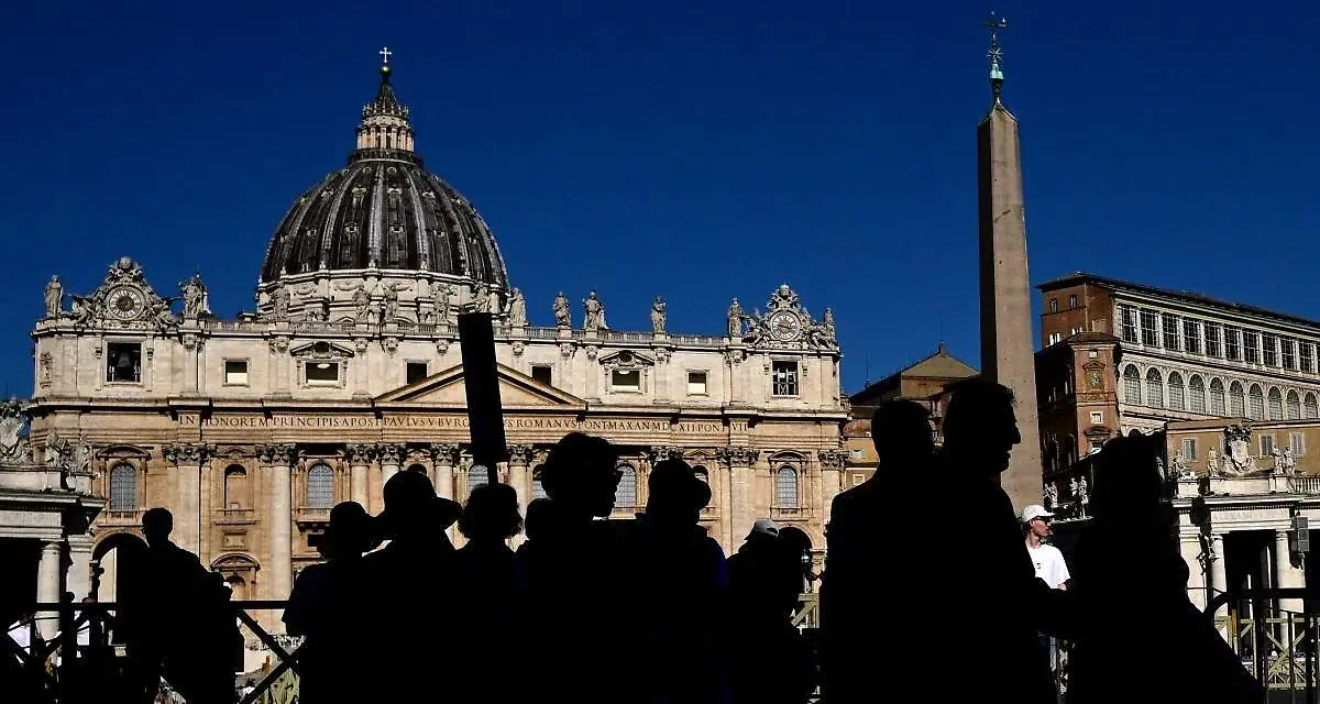 El Vaticano instala chimenea para anunciar elección del nuevo Papa