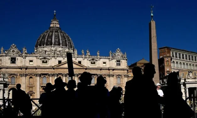 El Vaticano instala chimenea para anunciar elección del nuevo Papa