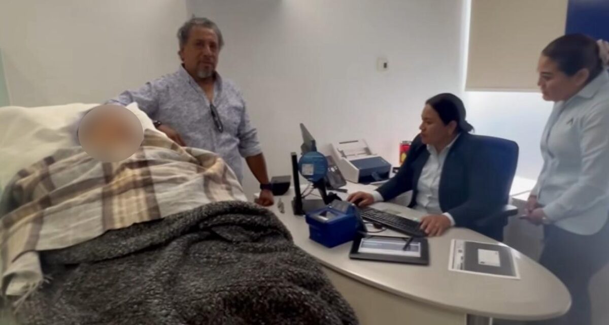 Indignación por caso de adulta mayor obligada a acudir en camilla al BBVA en Oaxaca
