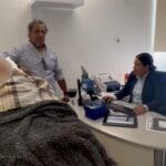 Indignación por caso de adulta mayor obligada a acudir en camilla al BBVA en Oaxaca