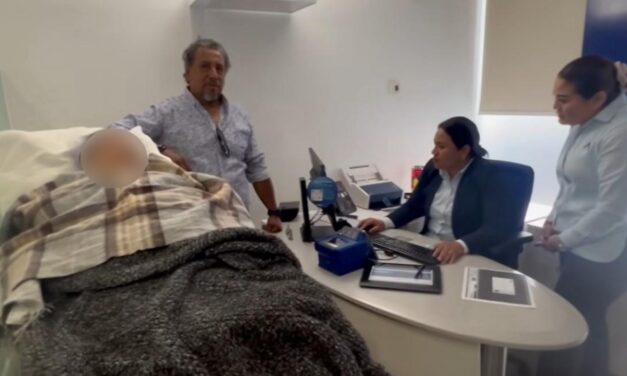 Indignación por caso de adulta mayor obligada a acudir en camilla al BBVA en Oaxaca