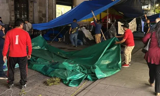 Maestros de la Sección 22 comienzan a retirarse del plantón en el Centro Histórico