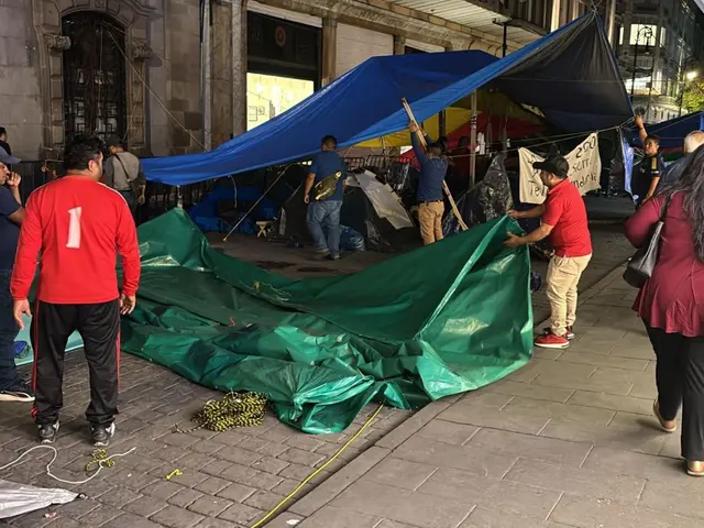 Maestros de la Sección 22 comienzan a retirarse del plantón en el Centro Histórico