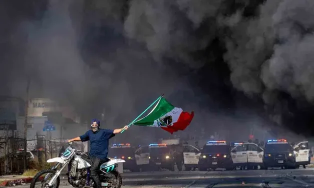 Protestas contra ICE en Los Ángeles: la imagen del manifestante con bandera mexicana se vuelve símbolo polémico