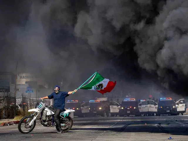 Protestas contra ICE en Los Ángeles: la imagen del manifestante con bandera mexicana se vuelve símbolo polémico
