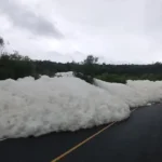 Espuma tóxica bloquea carretera en Hidalgo; pobladores sin paso por más de 24 horas