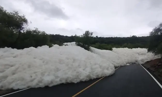 Espuma tóxica bloquea carretera en Hidalgo; pobladores sin paso por más de 24 horas