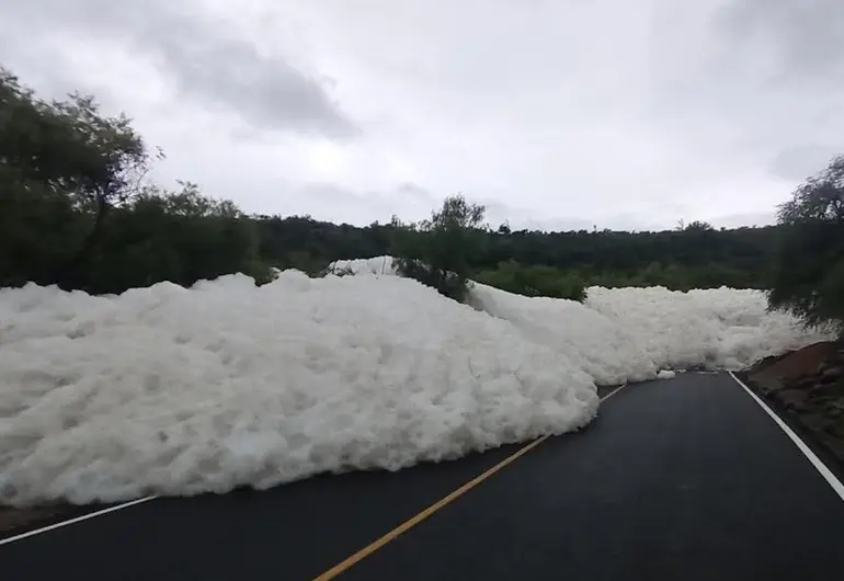 Espuma tóxica bloquea carretera en Hidalgo; pobladores sin paso por más de 24 horas