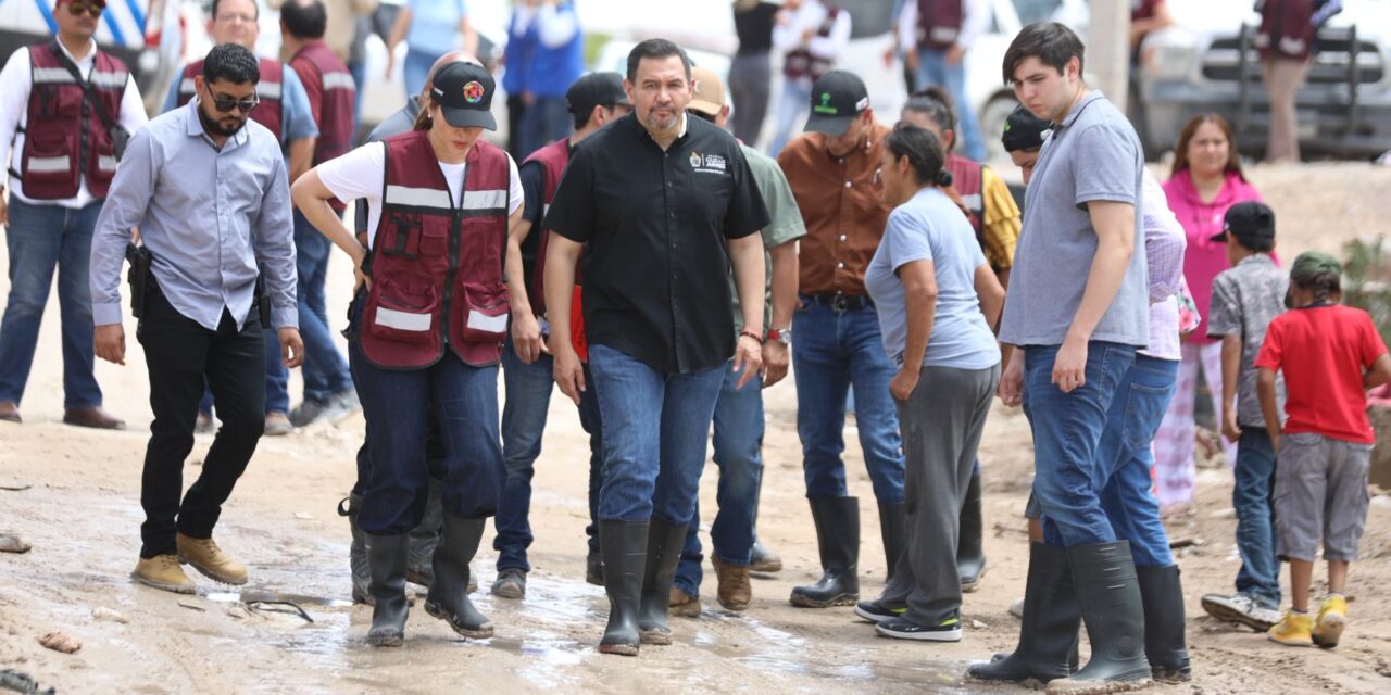 Alcalde Cruz Pérez Cuéllar visita colonias afectadas por lluvias en Ciudad Juárez