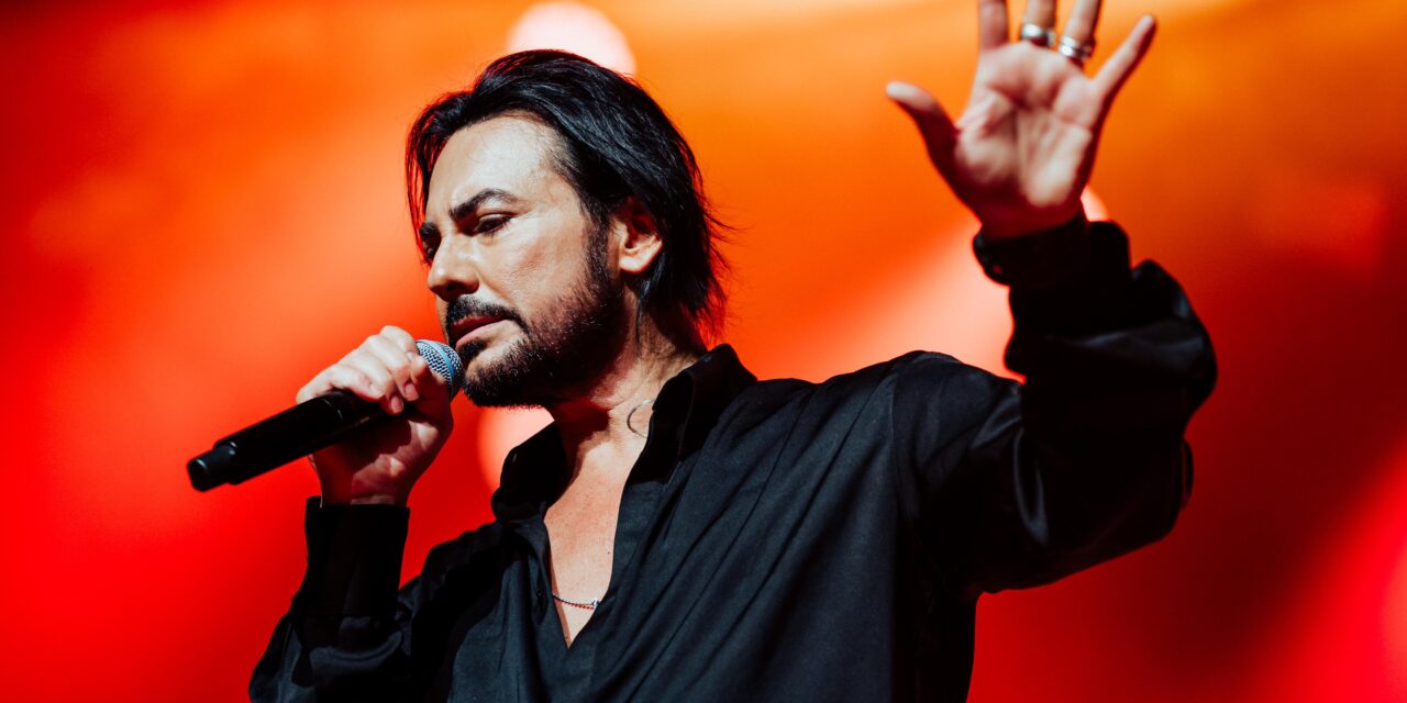 Beto Cuevas anuncia concierto en Ciudad Juárez como parte de su gira “Acústico 2025”